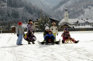 Kinder Im Schnee Hintergrund Haus Im Ennstal