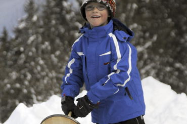 Bube beim Eisstockschießen